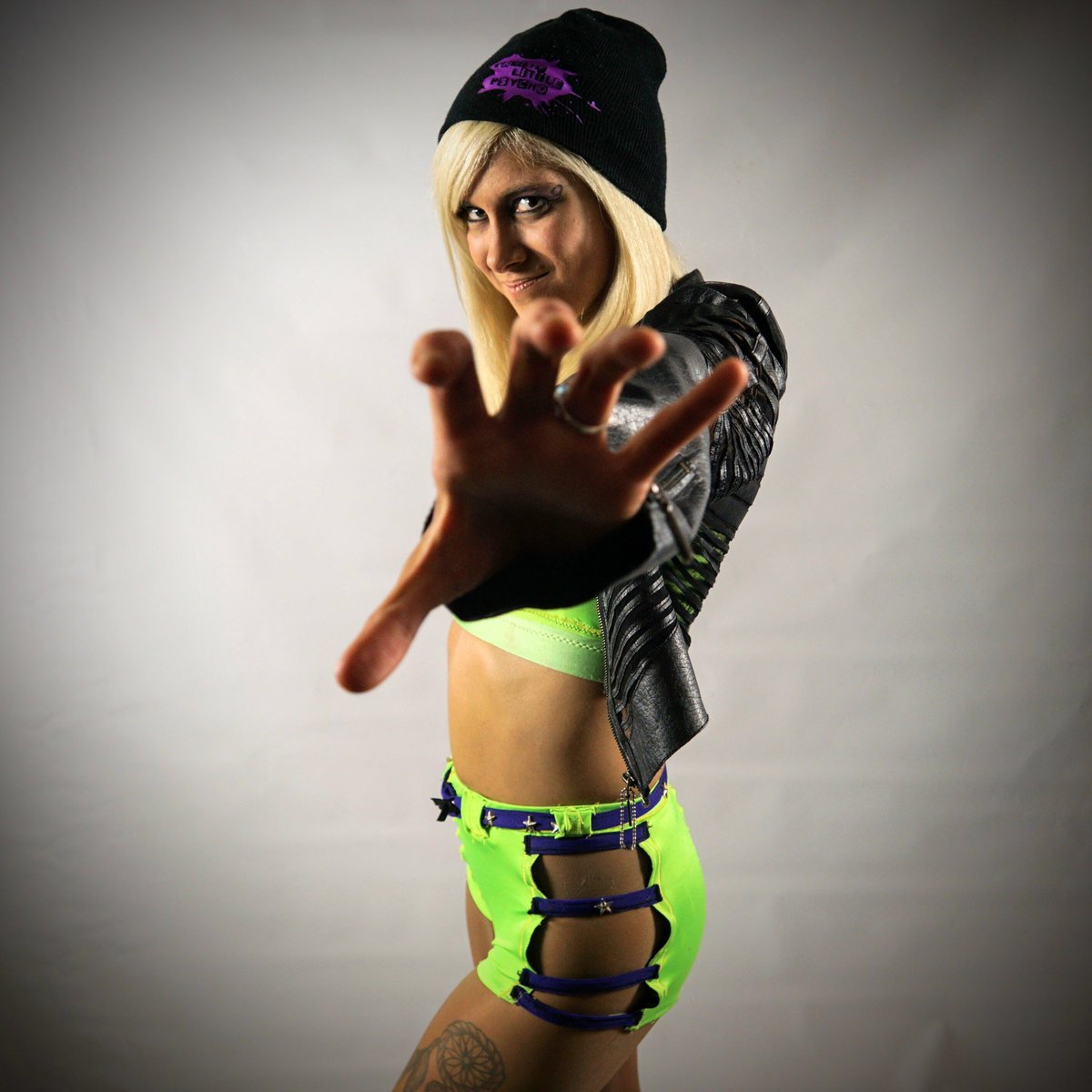 ShawnaReed93's tweet photo. #PrettyLittlePsycho #HawkArmy #5MW #StubbornAngel #FGW #JacketAdventures https://t.co/vlzxk0LlnB