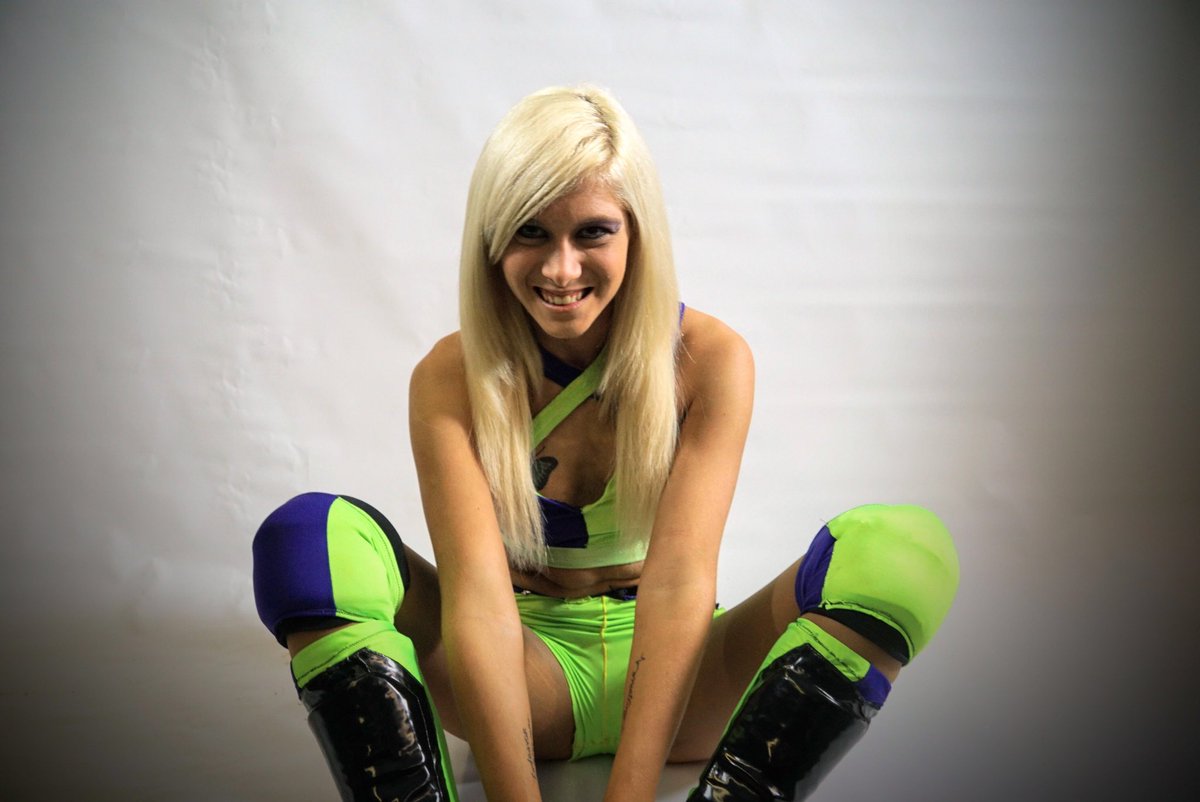 ShawnaReed93's tweet photo. #PrettyLittlePsycho #HawkArmy #5MW #StubbornAngel #FGW #JacketAdventures https://t.co/GRNI6mQa52