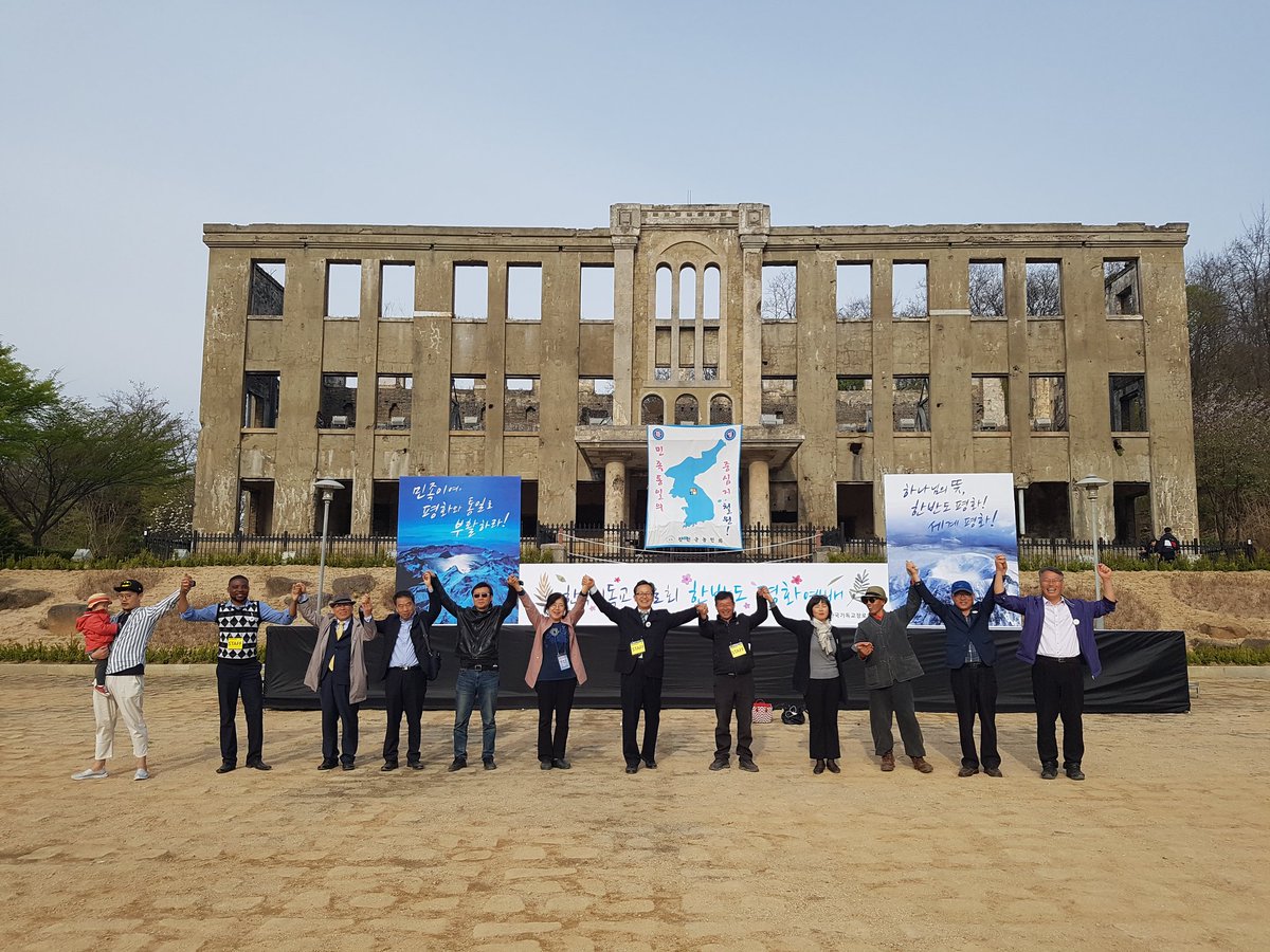 EdisonToe's tweet photo. 4.27 Korea DMZ People's Peace Chain. The Communist Building at the background was the only building left after the bombing of Cheorwon during the Korea War. #PeoplePeaceMovement #UN #EU #KoreanUpdates #PeaceEducator #SocialJusticeActivist https://t.co/kCBpzEUOCr