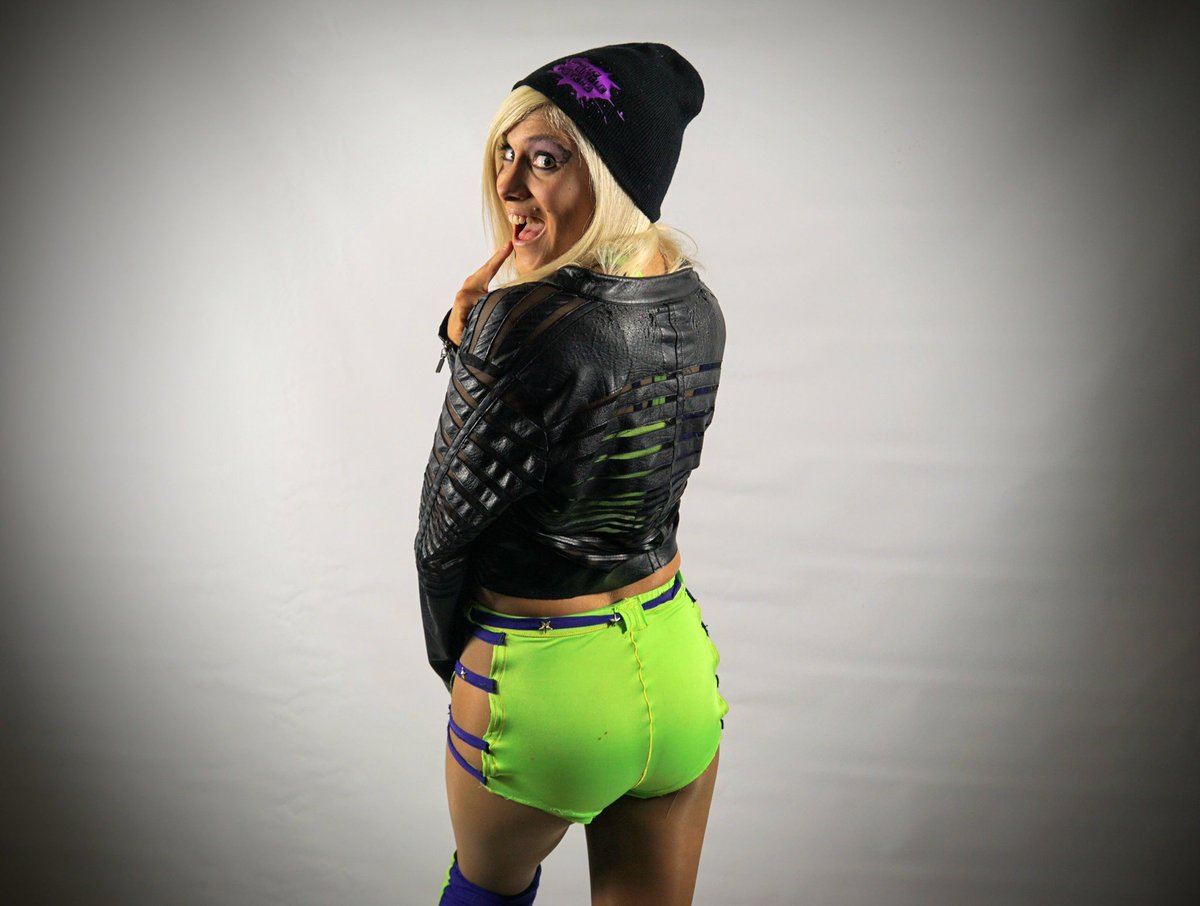ShawnaReed93's tweet photo. #PrettyLittlePsycho #HawkArmy #5MW #StubbornAngel #FGW #JacketAdventures https://t.co/FqVFahchLO
