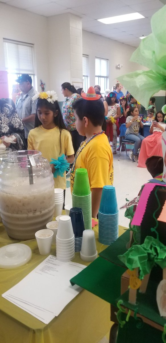 J_Pena_Salazar's tweet photo. Thanks Lewis Learning Tree for such a special Fiesta de Los Ninos Family Night! Great job Jeri Downy @jeridowny You and your staff did such an awesome job! @learningtree #thisislewis #ThisIsNorthside #thisislearningtree https://t.co/PNqEKKWOvD