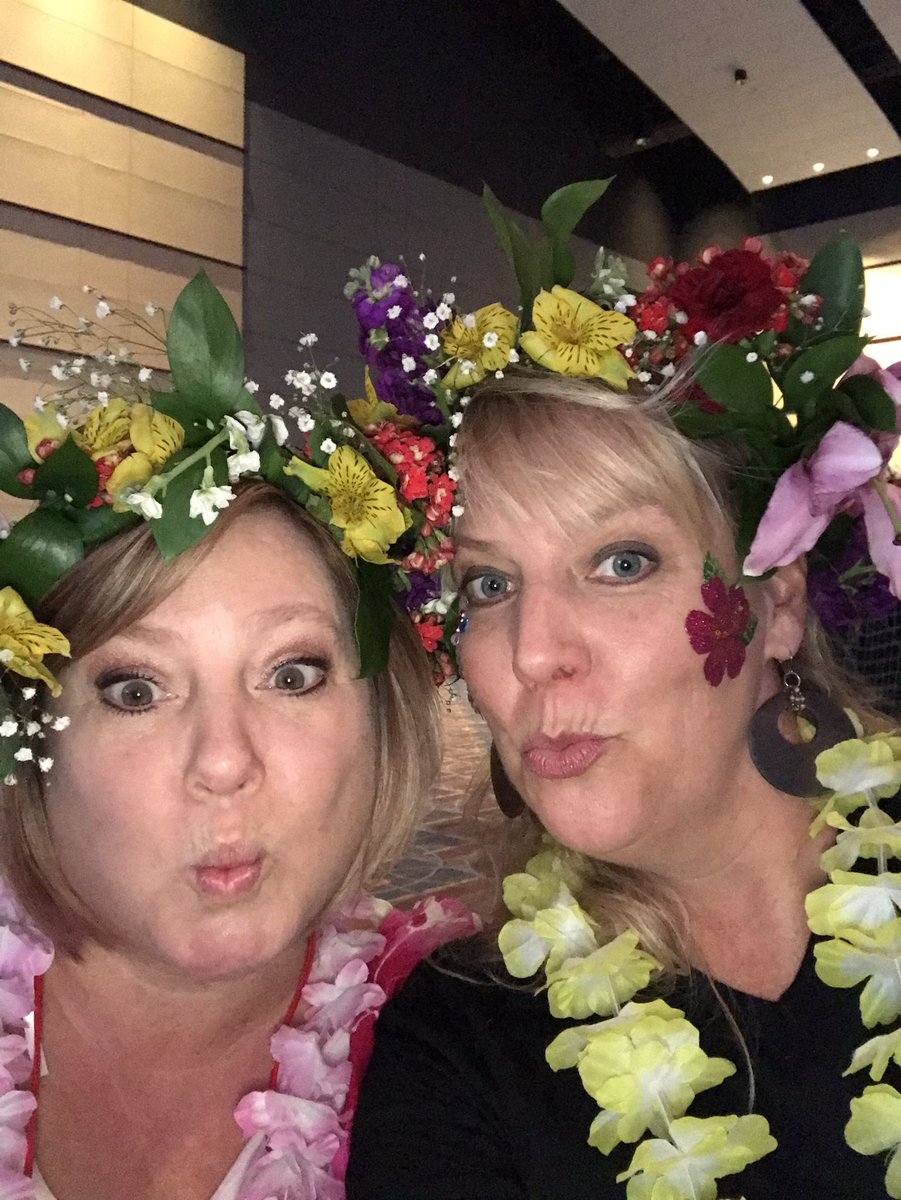 AngCan517's tweet image. Hula Awesome! #awardsweekend