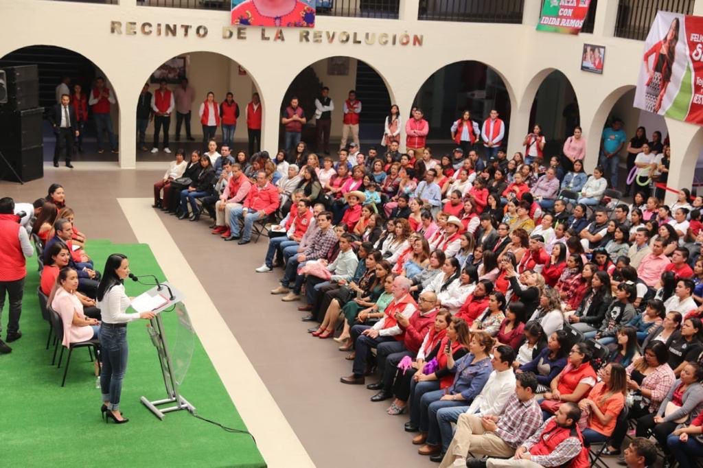 PRI_EDOMEX's tweet photo. Aquí estamos las mujeres priístas, apoyando a más mujeres priístas, hoy felicitamos a @Sandy_mtzs e @Ididaa por su toma de protesta como dirigentes de @MJEdoMex: @AlejandraDMV. #UnNuevoComienzo https://t.co/ku0D8VA15E
