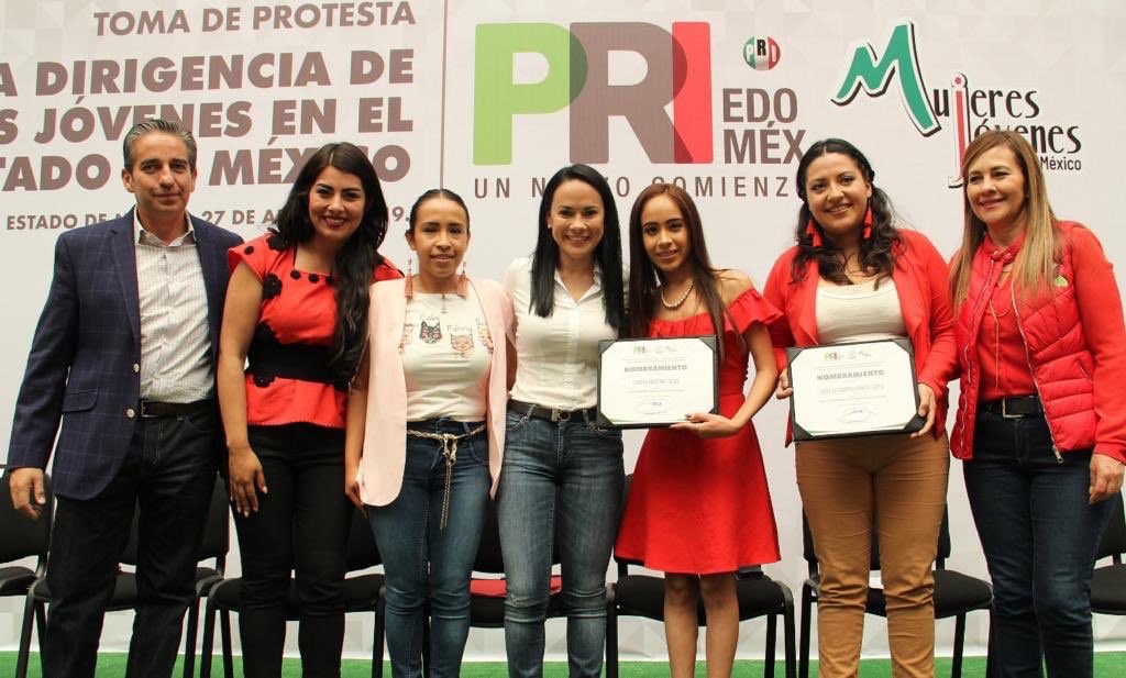 PRI_EDOMEX's tweet photo. Aquí estamos las mujeres priístas, apoyando a más mujeres priístas, hoy felicitamos a @Sandy_mtzs e @Ididaa por su toma de protesta como dirigentes de @MJEdoMex: @AlejandraDMV. #UnNuevoComienzo https://t.co/ku0D8VA15E