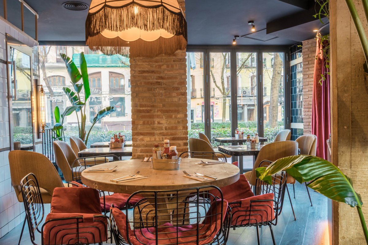 En el templo de la carne hay una mesa esperándote 🍽. ¡Ven con tus colegas a reclamarla! Menciona a ese amigo que siempre llega tarde para ir avisándole con tiempo ⌚.
.
.
.
#Carnivoros #SteakBurger #Murcia #Madrid #ChooseYourBurger