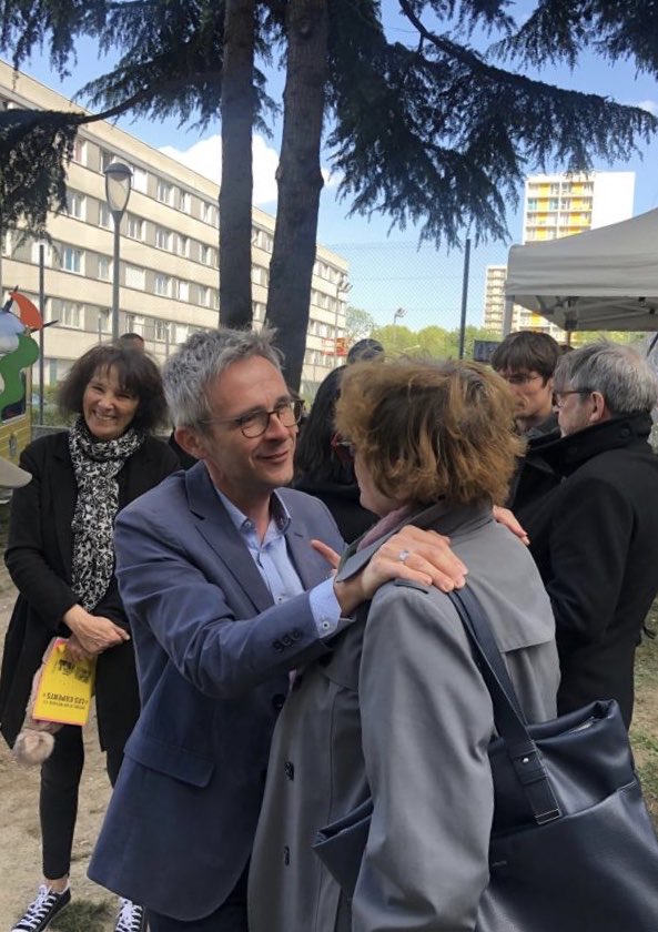 StephanTroussel's tweet image. Avec les habitant.e.s pour assister au projet artistique et festif élaboré avec le collectif Random pour accompagner la future démolition de la barre Robespierre dans les quartiers nord de #LaCourneuve #renouvellementurbain #SSD93