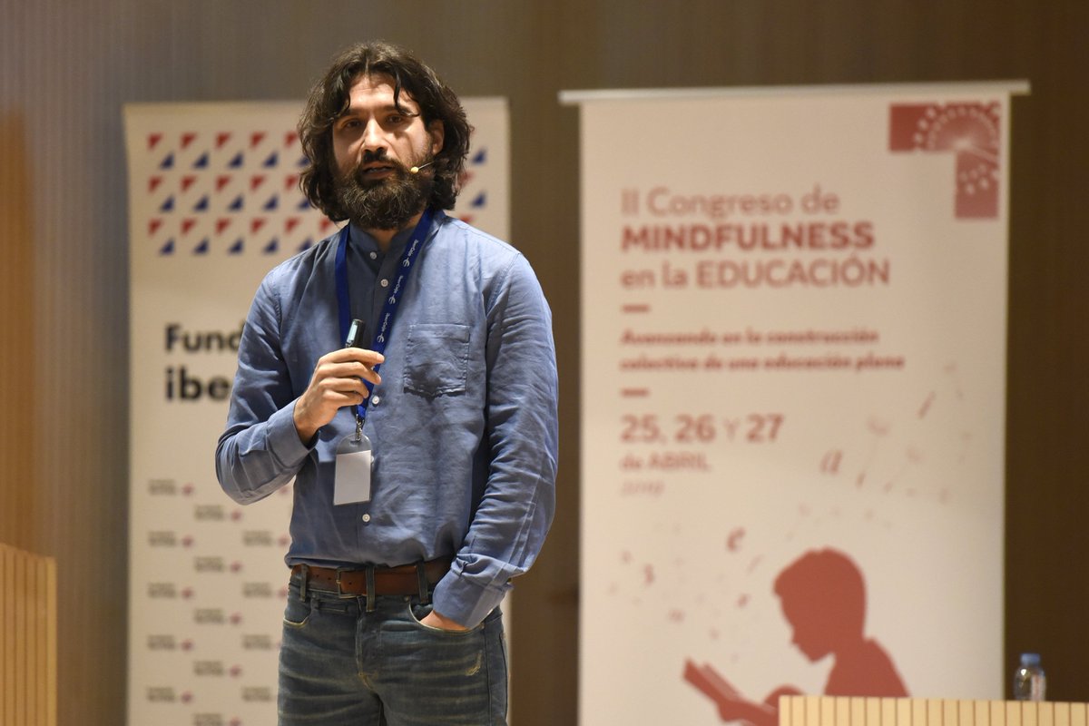 MindfulCompas's tweet photo. El prestigioso director del Instituto @NirakaraOrg, Gustavo G. Diex está reflexionando en la conferencia de clausura del #CongresoMindfulness sobre algunos aspectos de las necesidades de la #educación y las posibilidades de que #Mindfulness sea la solución https://t.co/ABTWH46R4J