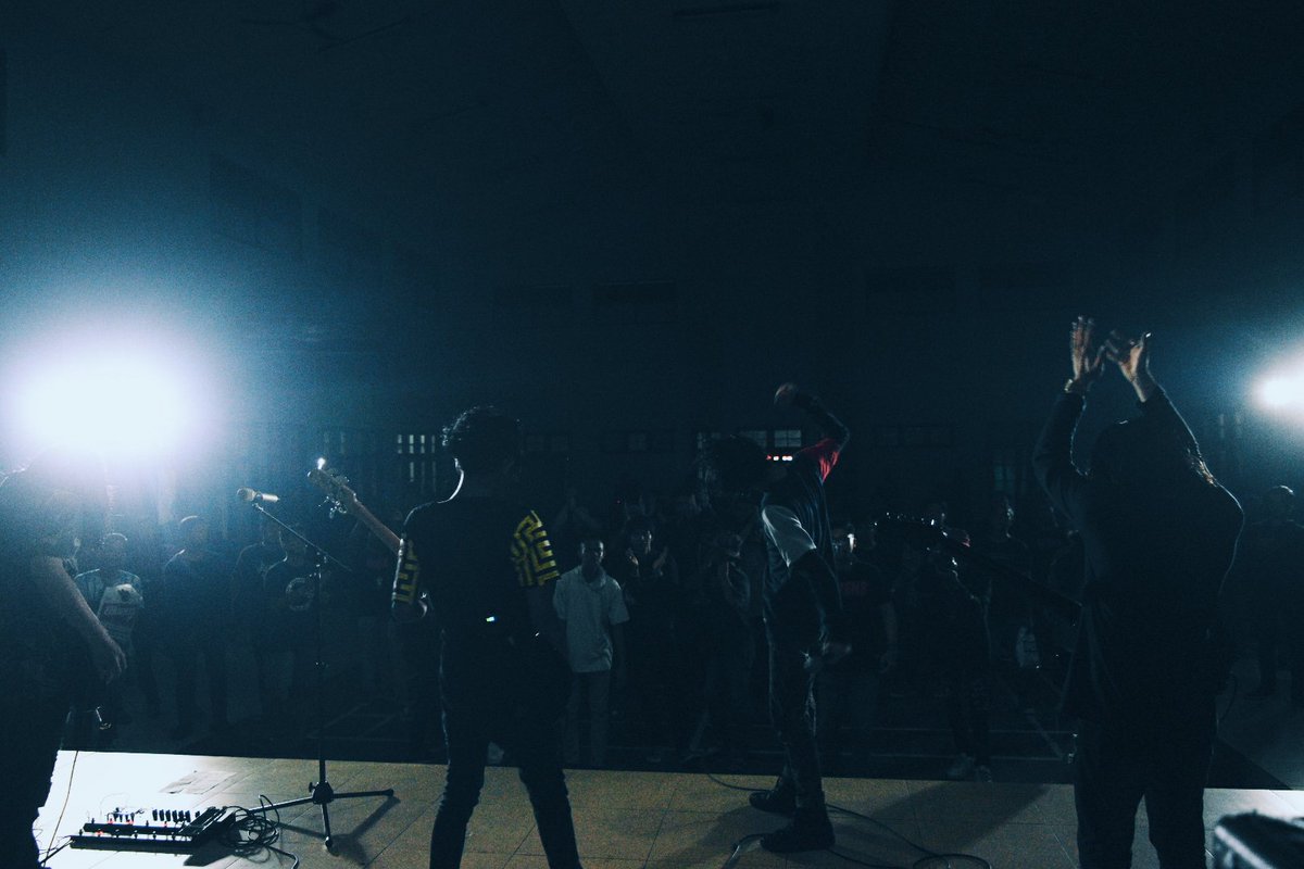 Malam yang rame bagi saya, emosinya beda, selama nonton gigs modelan gini, kali ini yg paling menarik.
In frame <a href="/slapitoutband/">𝐒𝐋𝐀𝐏𝐈𝐓𝐎𝐔𝐓</a>