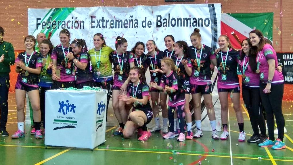 fexbm's tweet image. Entrega de trofeos Cadete Femenina
 @bm_sanservan Campeonas
@BmCalamonte Subcampeonas
BM Monterrubio 3as clasificadas
@la_ubp 4as clasificadas

Enhorabuena a todas!