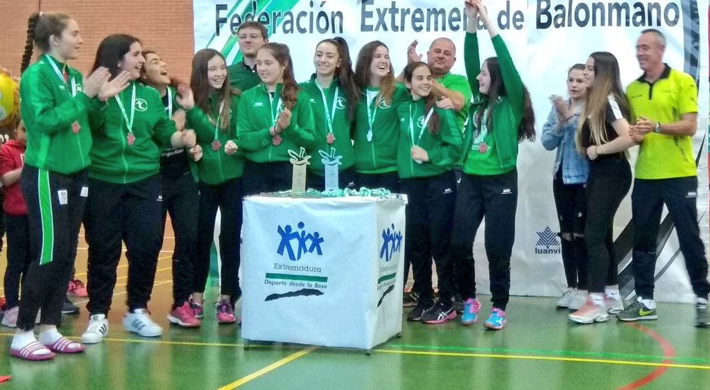 fexbm's tweet image. Entrega de trofeos Cadete Femenina
 @bm_sanservan Campeonas
@BmCalamonte Subcampeonas
BM Monterrubio 3as clasificadas
@la_ubp 4as clasificadas

Enhorabuena a todas!