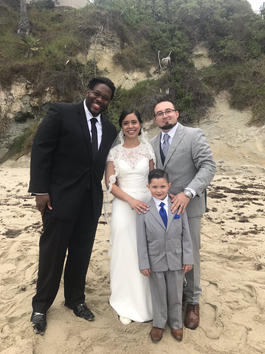 Custom_Ceremony's tweet image. Congratulations to Jonathan, Angie, &amp;amp; their little guy, just married on the sands of beautiful #LagunaBeach! 

#YourCustomCeremony #weddingofficiant #ocwedding #orangecountywedding #orangecountyweddings #ocweddingplanner  #blackweddingofficiant #funnyweddingofficiant #Irvine