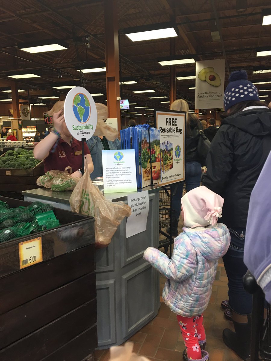 sarahharding22's tweet photo. I got my free reusable bag from @Wegmans ! You have until 3 pm today to bring in clean, plastic bags to exchange it for an environmental, friendly bag! 🌍 #bagfree #reusablebags #wegmans https://t.co/FKZKSwTSiF