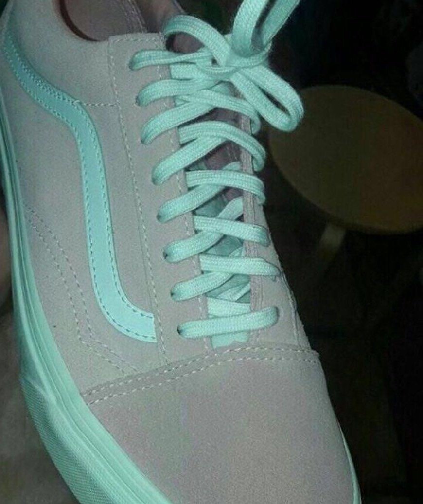 .
.
ما لون الحذاء 😁

نشوف رأيكم ؟؟

إذا كنت ذا دماغ أيسر فأنت سترى الحذاء باللون الاخضر والرمادي . أما إذا كنت من ذوي الدماغ الأيمن فسترى الحذاء باللون الوردي والابيض .!