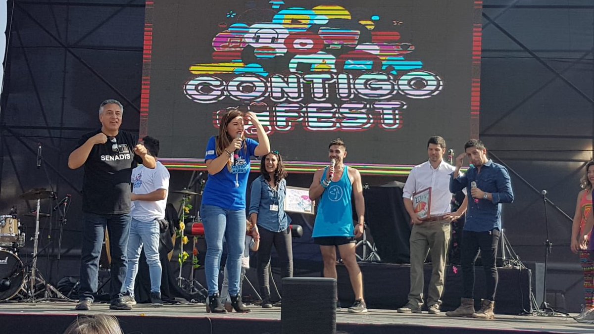 senadis_gob's tweet photo. Seremi @_Barbara_Soto junto con nuestro interprete de señas dan inicio a #ContigoFest en el Parque O'Higgins, actividad contra el bulliyng organizada por @seremieducrm https://t.co/lnXrbzz9Ud