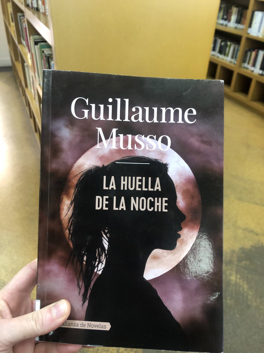 Carm3las's tweet image. Toda una novela negra al más estilo francés. Interesante #quéleemoslasbibliotecarias #recomendacionlibros #guillaumemusso #lahuelladelanoche #alianzadenovelas #leersíosí