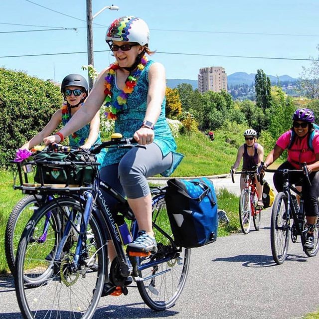 If you can wear smiles like these while pumping uphill, you must be doing something right!
📸: @cyclofemmebham ---
Join the fun in Bellingham for their third annual #cyclofemme ride!
Follow @cyclofemmebham for more info ❤️
.
.
.
#ridetogetherrisetoget… bit.ly/2Wa74Mv