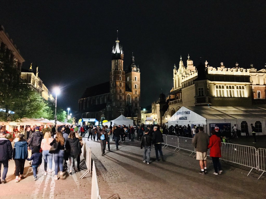 Co za sceneria na imprezę biegową 😍 absolutnie uwielbiam Kraków

#BiegNocny