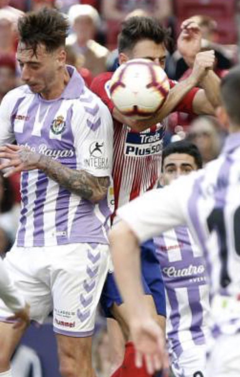 soysalva's tweet photo. Esto no es un error. Es PREVARICAR. Esto no es una posición natural del brazo, ES MENTIR #Pucela https://t.co/nFruYEOHco