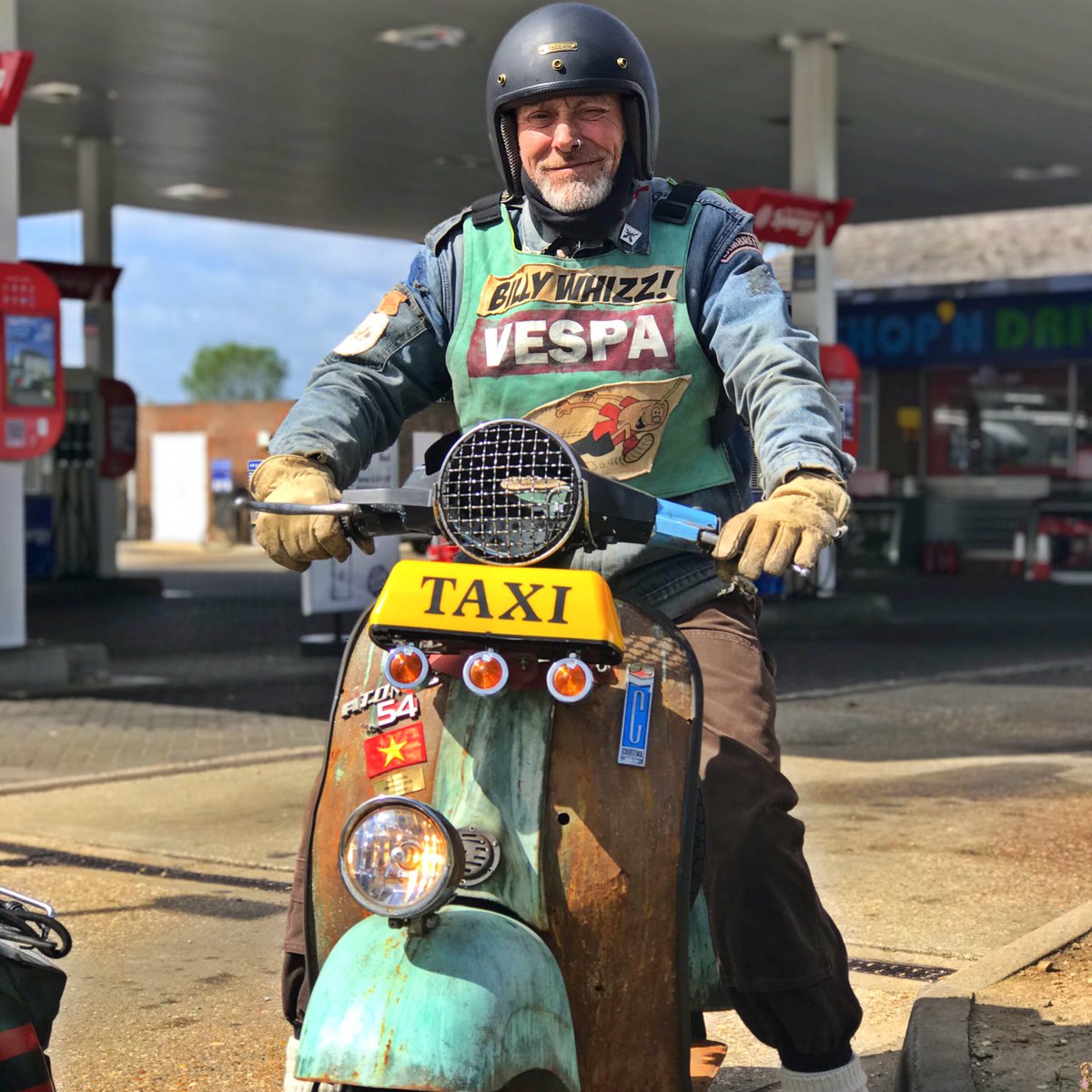 diaryofadetour's tweet photo. Saw some lovely scooters today at the SMaRT alldayer (blog to come tomorrow) but I love a rat rod style too. Snowyβs Vespa changes every month and the latest incarnation is inspired by his recent trip to Vietnam ππ΅π¨π¨
@trojan_sc @vespapics #rustyscooter #vespa https://t.co/DSY5g5uevb