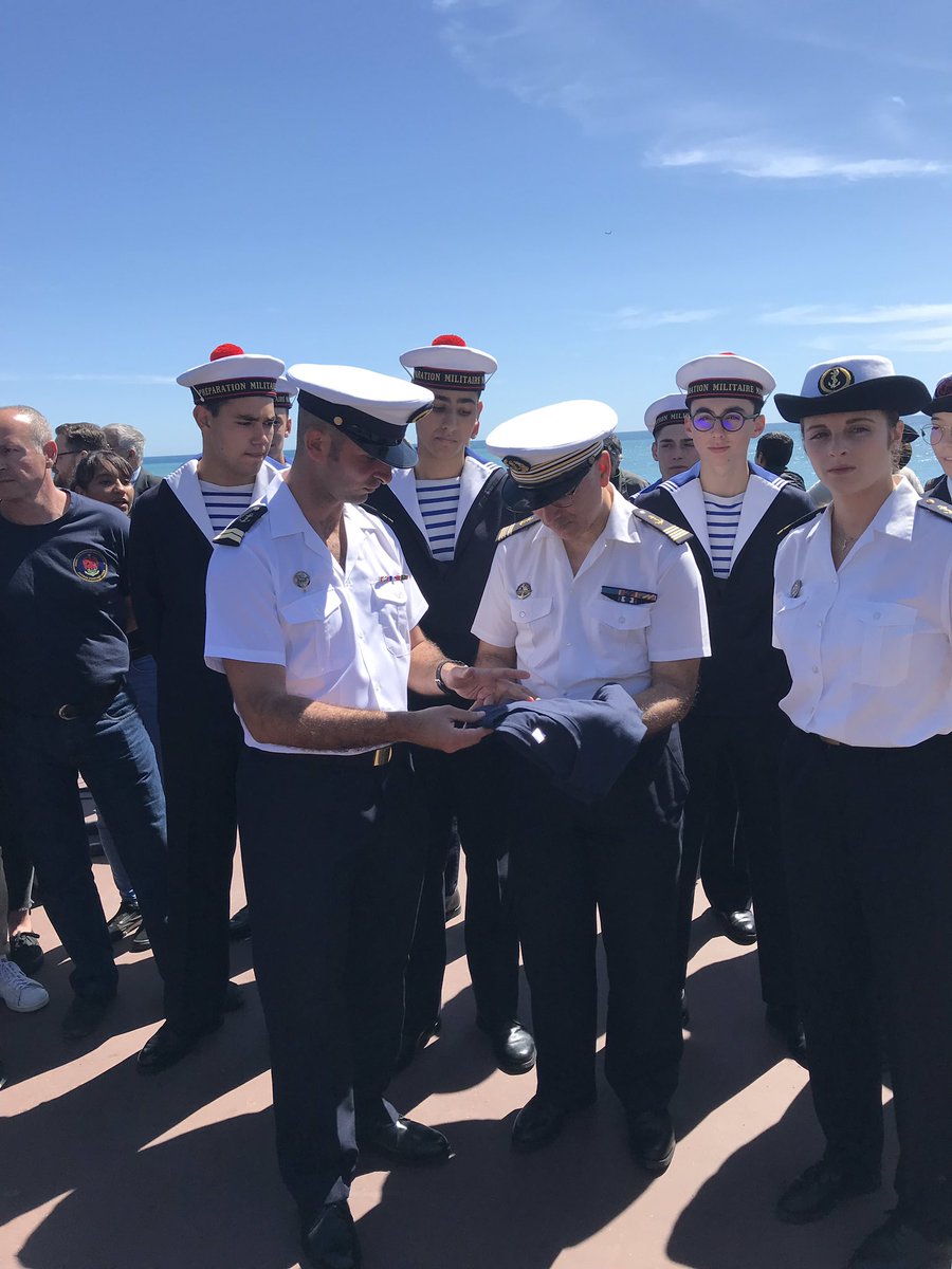 AmisPmm's tweet photo. Remise du tee shirt de la #pmmnice au DRIM-M, le CF BIZIEN lors de la journée de La Défense 🇫🇷 
#Nice06 
@GardeNatFR 
@MarineNationale 
@Etre_Marin 
@Defense_gouv 
@Defense_Sud_Est 
@florence_parly https://t.co/2BgLDO2ewY
