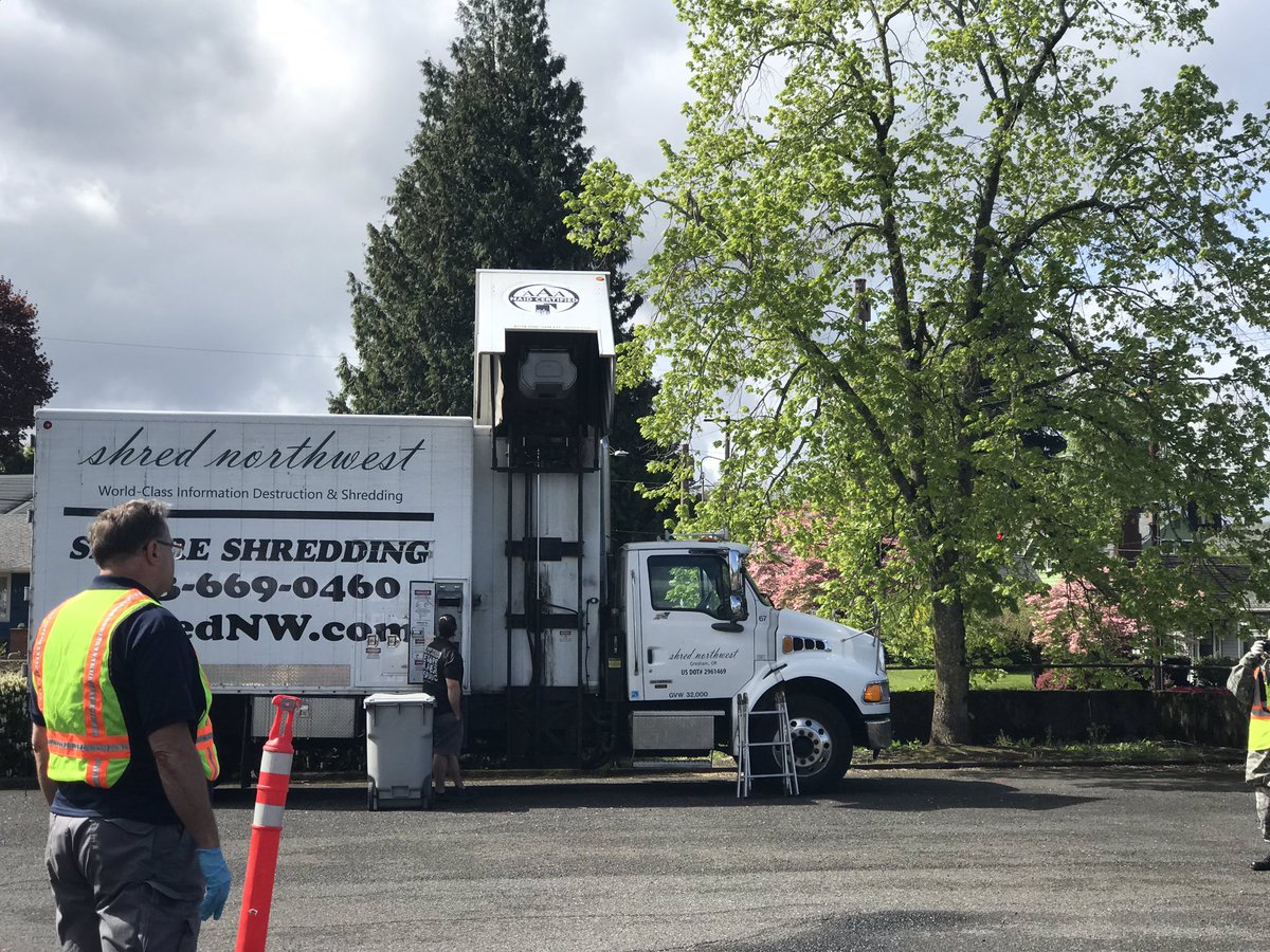 DanielleKBBB's tweet image. We’re here for about 2 more hours! Drop off documents to shred, food donations and Rx turn-in. #SYID #IDProtection @BBBNWP