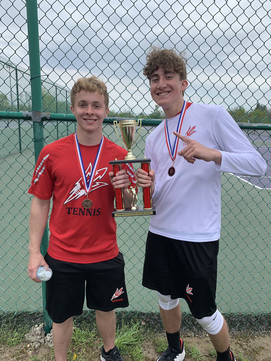 And give it up for JV Black 2nd doubles team Peter Guevara and Cameron Earl who battled their way through the bracket to earn 3rd place at the MVTCA JV Tournament!! Congrats boys! 👏🏻🎉🎾🥉🥉