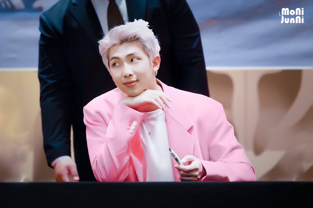 BTSBighitTwt's tweet photo. @BTS_twt @BTS_jp_official @bts_love_myself @SuperStarBTStwt @BigHitEnt 190427 SoundWave Fansign #RM
Handsome Leader RM 🍀💞
#fansignbts #RM
#BBMAsTopSocial BTS @BTS_twt https://t.co/f3gMYG3PZX