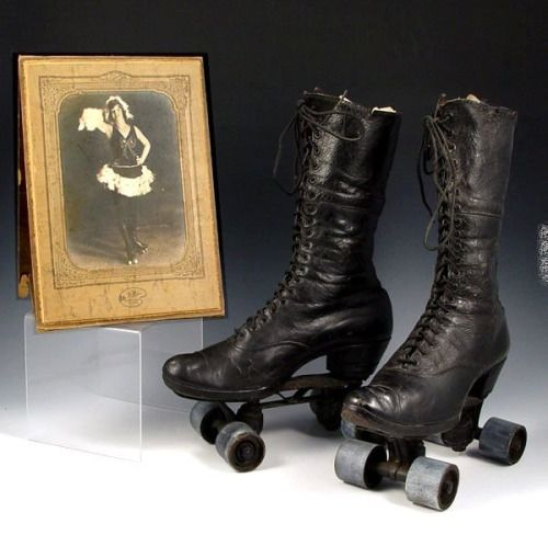 UnnusSystems's tweet photo. Patines de la época victoriana.
#Historia #History #Retro #vintage #sports #Deportes #Tecnologia #Ciencia #TBT #picoftheday #Medicina #GirlsFirst2019 #girls #weekend #FinDeSemana #FotoDeLaInfanciaChallenge #photography #Nikon #canon #libros #books https://t.co/tQS9Hg4YBu