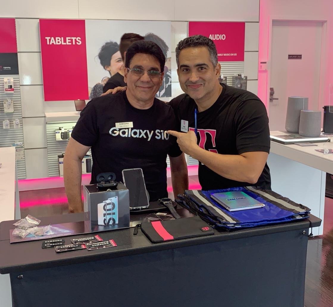rdmgperez's tweet photo. Samsung is in the house @TMobile Miller Rd with a sweet #S10e BOGO tons of swag and #WalkOutWorking in house #SamsungPro #DoWhatYouCant @Dayronzaila https://t.co/JDO8dyXuHY