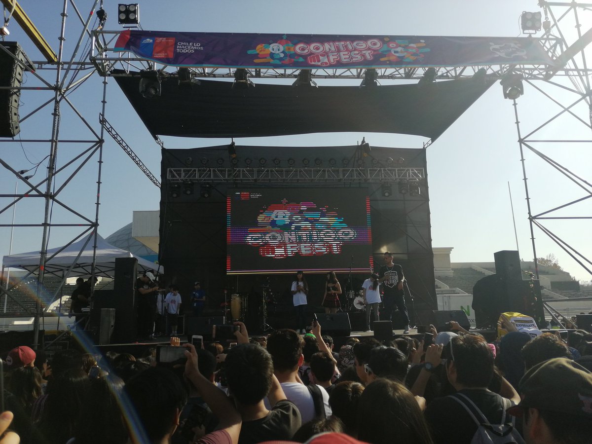 seremieducrm's tweet photo. "Los Reyes del Parque" se toman la tarima del #ContigoFest. KMC, Cromantis, El Barto, El Menor, Dionisia, Luk MC y Atómico dicen fuerte y claro: #NoMásBullying 1, 2, 3!!! 🙌🏻 #RMdeTodos #ConvivenciaEscolar https://t.co/VE0OFkrHYa