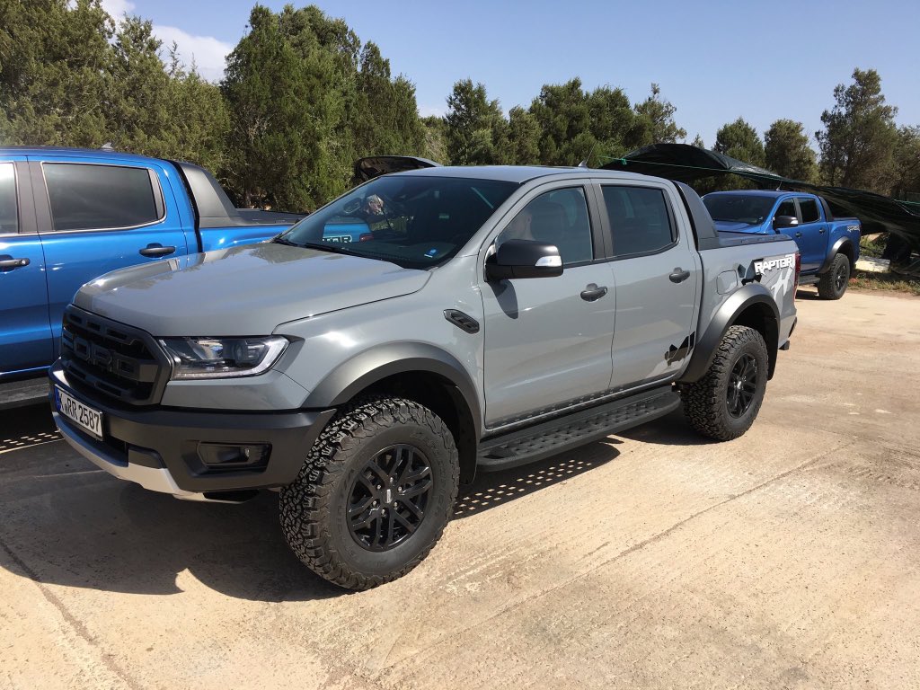 JezzaMaqasa's tweet photo. @mtura712 now this color is FANTASTIC on this massive bumper truck called the #Raptor.... I think you winning me over with this 2.0 product ๐ธ#Jward https://t.co/kwGU6waoVO