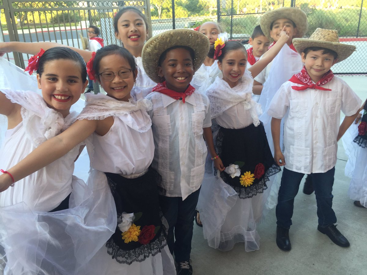 Miren las sonrisas! Claro que si se divirtieron mucho bailando y celebrando durante nuestro evento Fiesta de las Americas! <a href="/CVESDNews/">CVESD News</a> <a href="/CuevasAntillon/">Jorge CuevasAntillon</a> <a href="/VAPA_CVESD/">VAPA CVESD</a> #duallanguagerocks