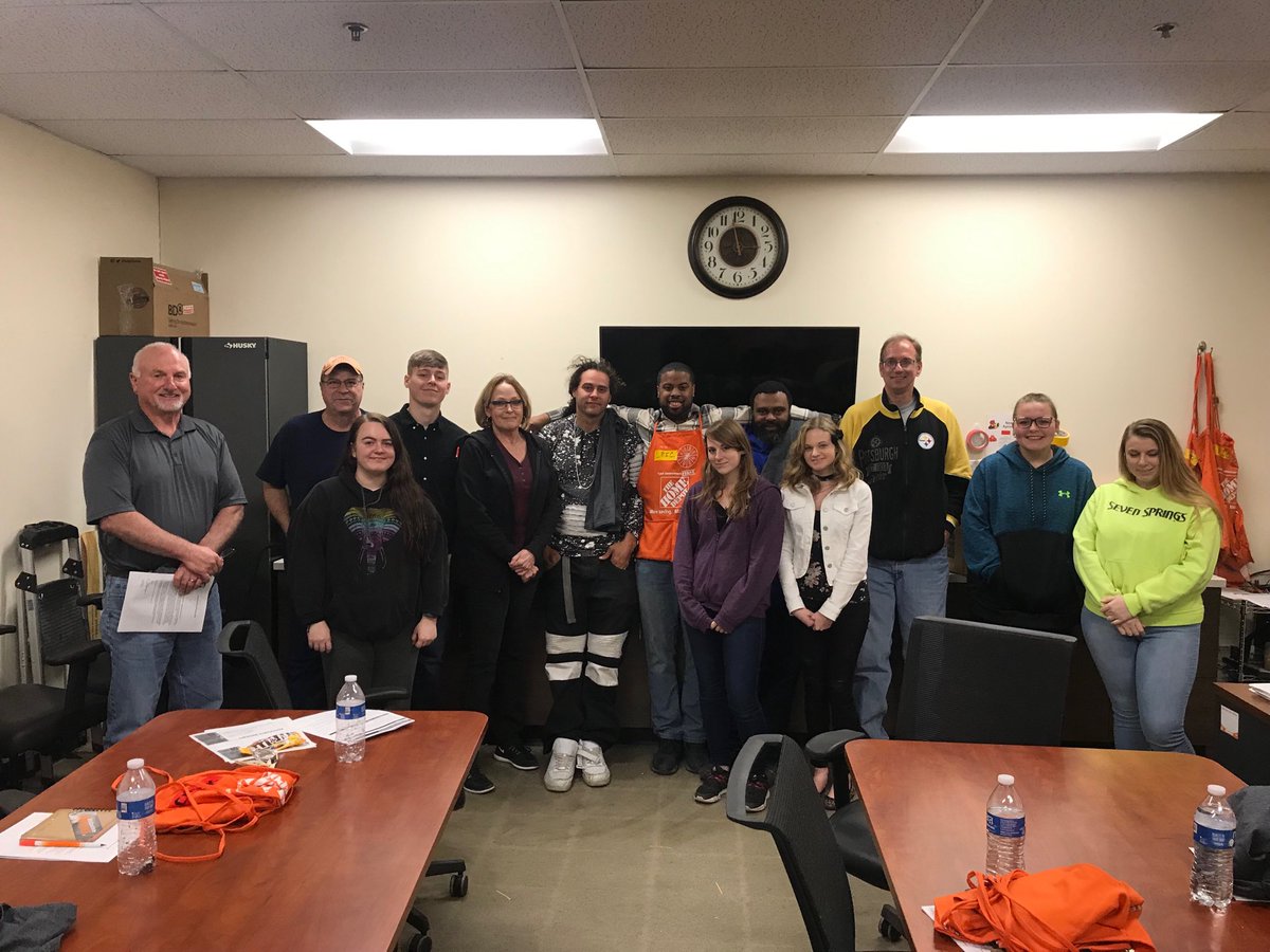 EricFrazier4156's tweet photo. A great day for Orientation at #4126 #TheGreenMachine ⁦@kailaharglerode⁩ ⁦@Brianmac1974⁩ ⁦@loupeglow⁩ ⁦@Eromandy1⁩ ⁦@VanessaTHD170⁩ https://t.co/PMqcSEjPfX