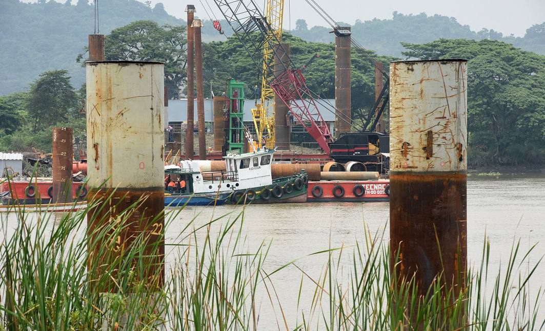 Arrancó el pilotaje del puente que unirá a #Guayaquil con #Daule ► ow.ly/JXAi30oyMjS