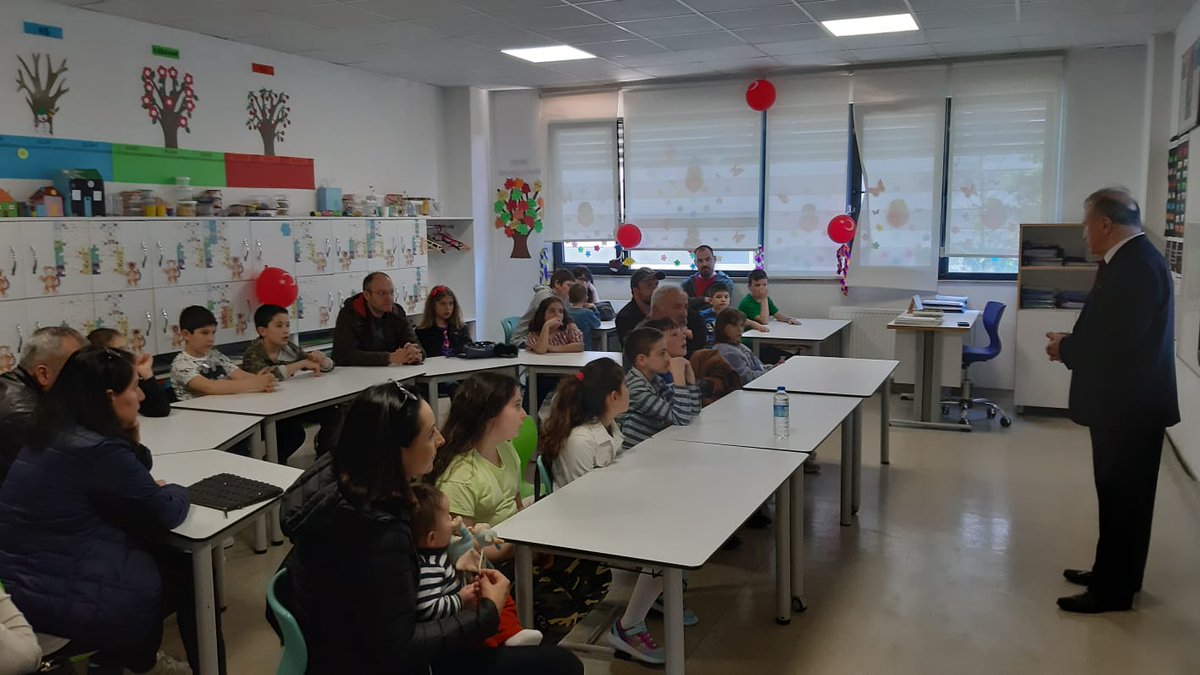 UgurCekmekoy's tweet photo. Gelecek dönem aramıza katılacak sevgili öğrencilerimiz ve değerli velilerimizin katılımıyla robotik-kodlama, beden eğitimi ve pratik matematik atölye çalışmalarımızı gerçekleştirdik 📚🔢 🏀 #ugurokullarinisantepe #ugurluolmak #ugurokulları #stem #robotikkodlama #uready #utiger https://t.co/MS2Vn57yQK