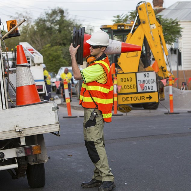 TrainingAidAus's tweet photo. Considering a #job in #traffic #control? Complete a #ControlTraffic with Stop-Slow Bat RIIWHS205D Statement of Attainment to work in the #industry. https://t.co/beNHQYnjQE https://t.co/F2OsGlar2O