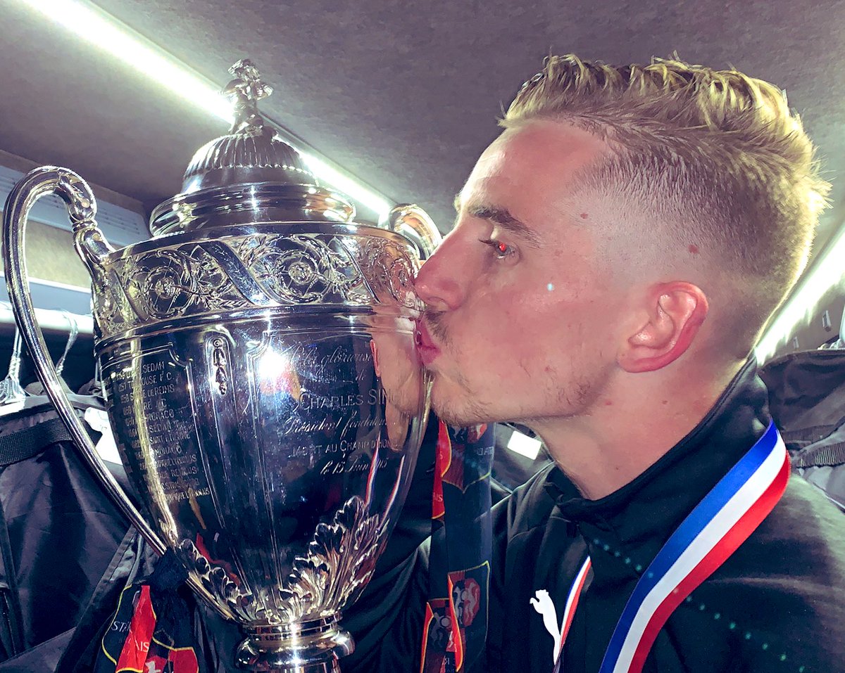 Benjamin Bourigeaud (@bourigeaudb29) on Twitter photo Gravé à Jamais !!!!!! 🔥🔥🔥
Gros bisous de nous 😘😘<a href="/staderennais/">Stade Rennais F.C.</a> <a href="/coupedefrance/">Coupe de France</a>
🏆❤️🖤 Gravé à Jamais !!!!!! 🔥🔥🔥
Gros bisous de nous 😘😘<a href="/staderennais/">Stade Rennais F.C.</a> <a href="/coupedefrance/">Coupe de France</a>
🏆❤️🖤