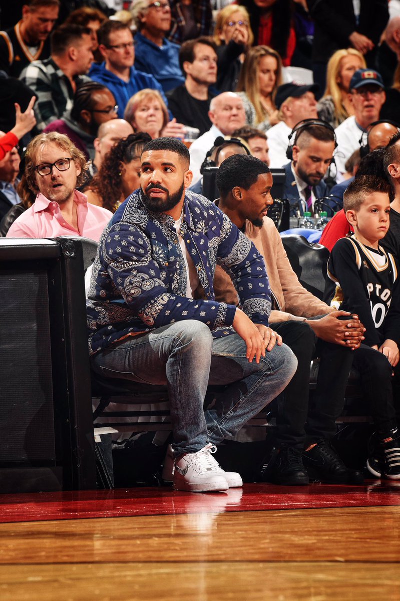 تويتر \ on TNT على تويتر: ".@Drake's in the building for Game 1. #WeTheNorth | #NBAPlayoffs https://t.co/jlA0Rih3CO"
