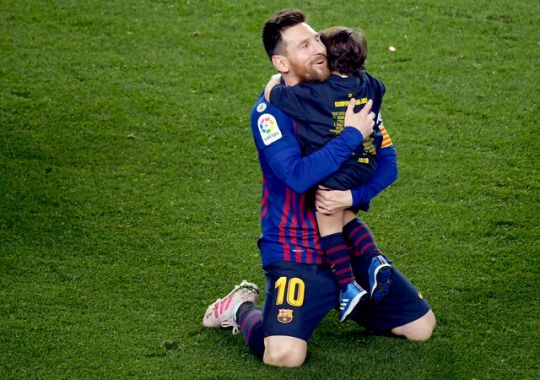 FCBarcelonaTha1's tweet photo. หนึ่งกำลังใจที่สำคัญของ...ลิโอเนล เมสซี่
💙❤️ #FCBTH #FCBarcelona https://t.co/qt8yaKsVIY