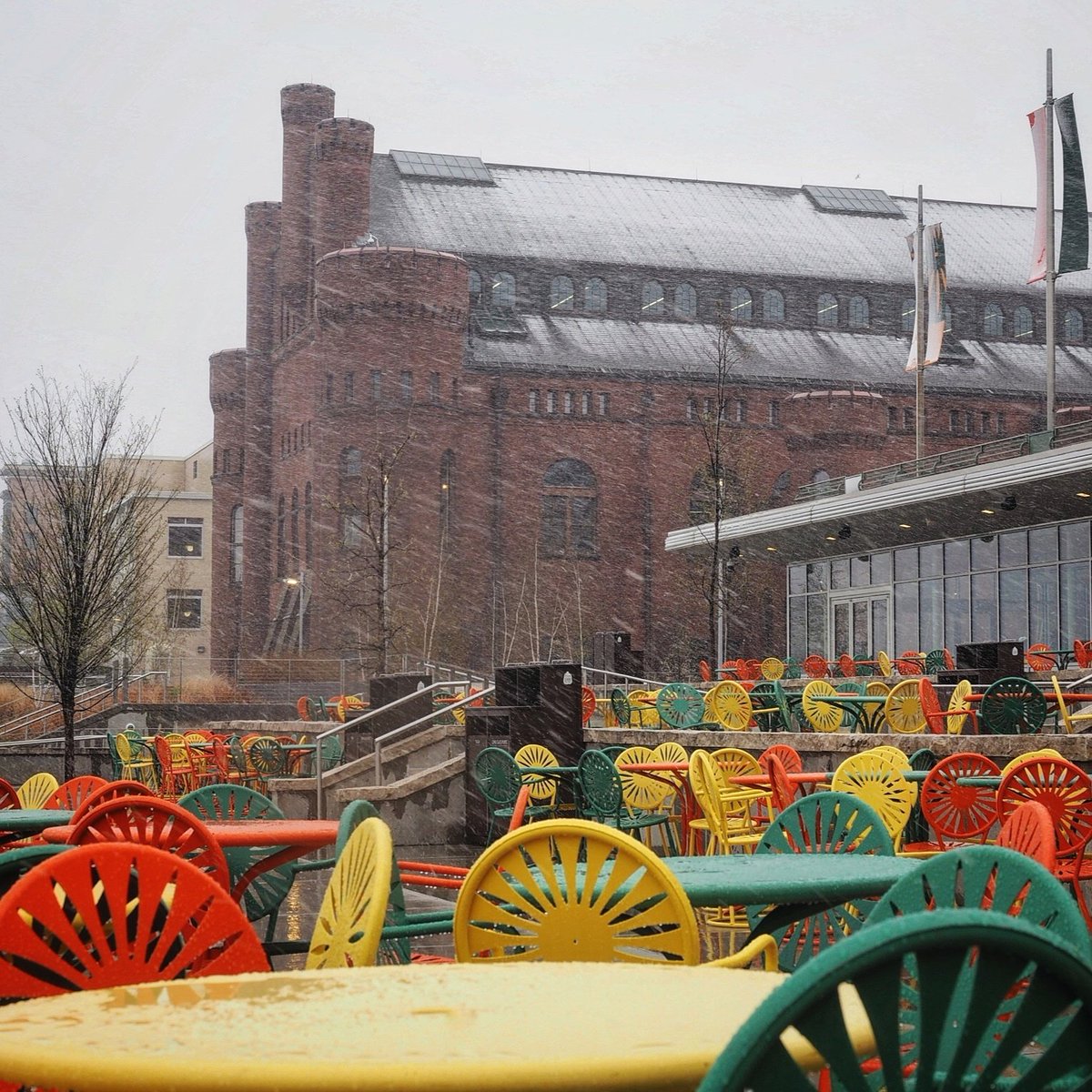 trevkeller's tweet image. Oh look it's a snow storm... on April 27th. This afternoon at #UWMadison. #wiwx #snow @spann