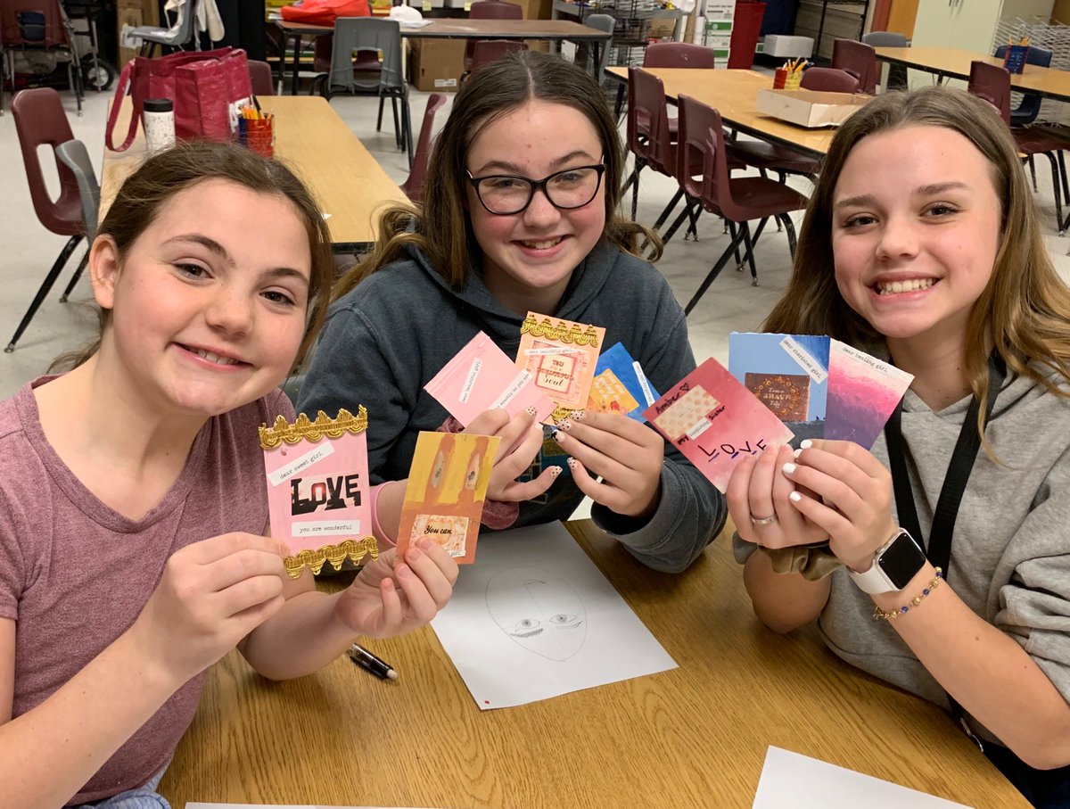 MES Students who are part of the Mesquite Performance Academy celebrated Kindness Week by creating trading cards with kind and encouraging phrases.   KUDOS to art teacher Jenni Feidler-Aguilar and ASU student teacher, Laurel Chipman, who co-taught this project. #mountainlionpride