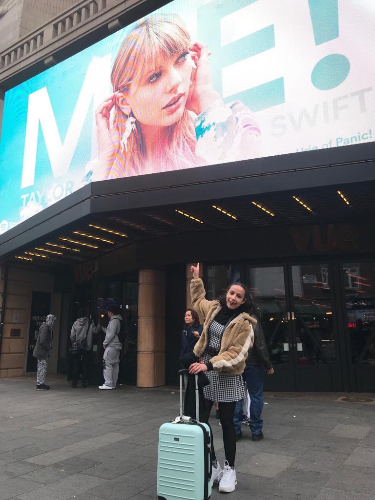 StylingwithCath's tweet image. LOOK WHAT I CAME ACROSS TODAY IN LONDON #MeOutNow #MEmusicvideo #Taylorswiftapril26 @taylorswift13 @taylornation13