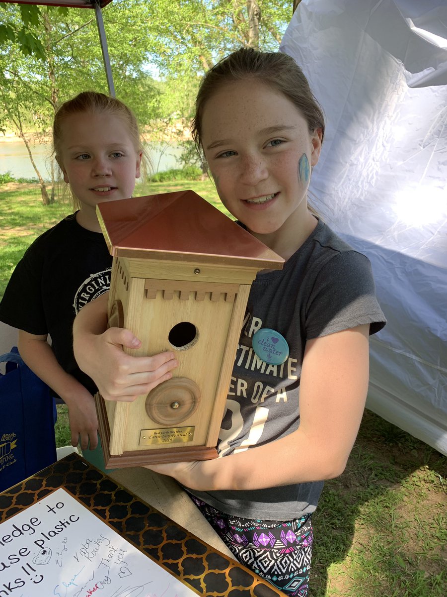 LilyTipling's tweet image. Great day at the Earth Day Festival! I receive an award for the best Earth Day idea. It’s a beautiful bird house! Thank you to my friends Scarlett and Charlize for helping spread the word about straws. @conwayelemsch @SCPSchools #EarthDay #NOStrawsInSCPS #Conwayleaders