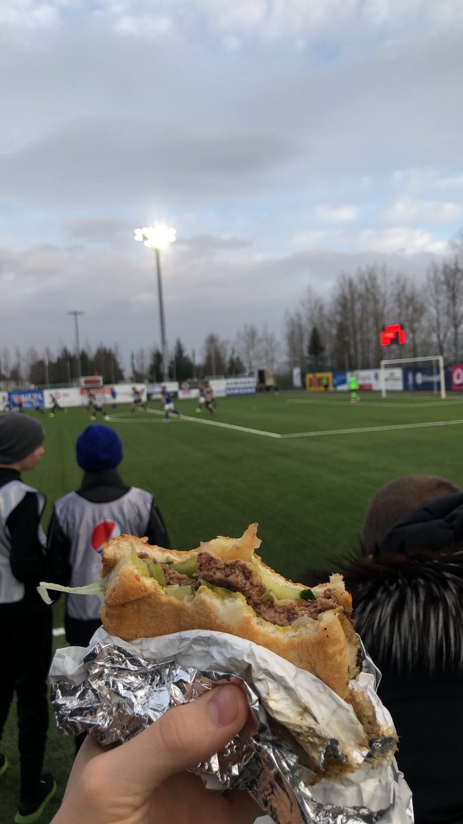Mættir á Samsungvöllinn. Burger stjörnumanna fær góða einkunn. Dýrindis kjöt og úrval af grænmeti. Heildareinkunn 7/10.
