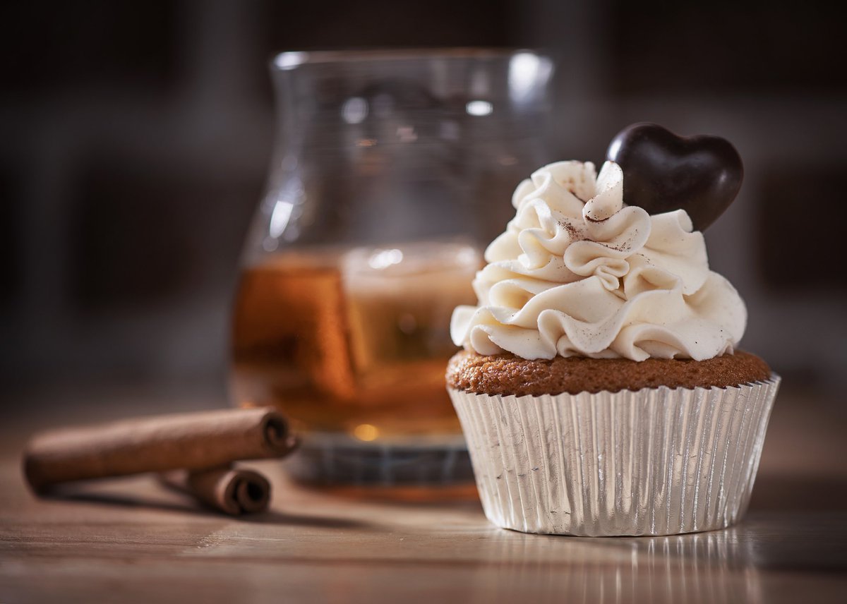 TheBakersBarCa's tweet photo. The Baker’s Bar Happy Hour Cupcakes🥂🧁🥃🧁🍻🧁 Bubbles & Pearls, Cinnamon Whisky, Coconut Porter #TheBakersBarCa #HappyHourCupcakes #CanadianBaking #winecupcakes #whiskycupcakes #beercupcakes #TorontoMade #OntarioMade #MadeIntheSix #TorontoBaking #LocalToronto #LocalBusiness https://t.co/vXs3IjAJCo