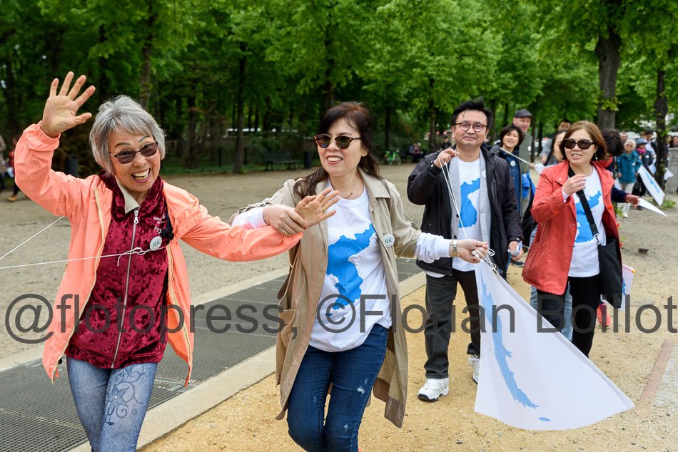 flotopress's tweet photo. Hundert Menschen demonstrierten mit einen "Menschenkette des Friedens für ein vereintes Korea" bzw "Human Chain for One Korea & World Peace" in #Berlin für die #Wiedervereinigung #Korea
#humanpeacechain #onekorea #dmzpeacechain #평화손잡기 #통일 https://t.co/fZxBZNnYgt