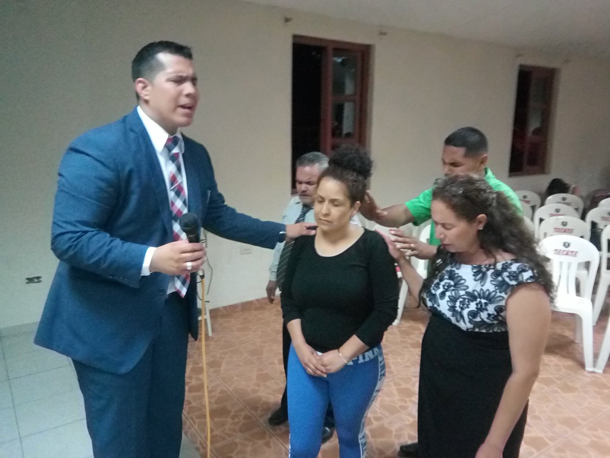 juanlp62's tweet photo. Ayer fue nuestro primer día de cruzada, gracias a Dios nos respaldo con una persona salva y varios milagros, confiamos que hoy Dios también se va a mover! Gracias Iglesia de la San Miguel y de la 5 de Mayo por su apoyo! #LaCasaDelAlfarero #CTSCROC #Nogales https://t.co/UkkPZBtREH