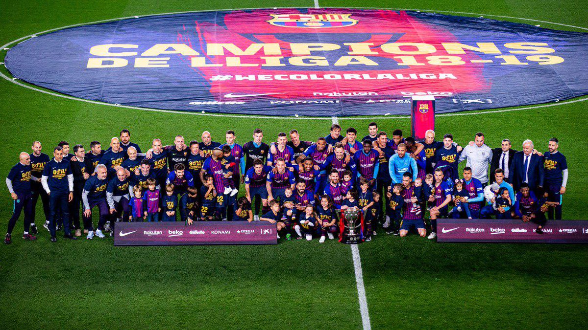 Los jugadores del Barça festejan el título de LaLiga.