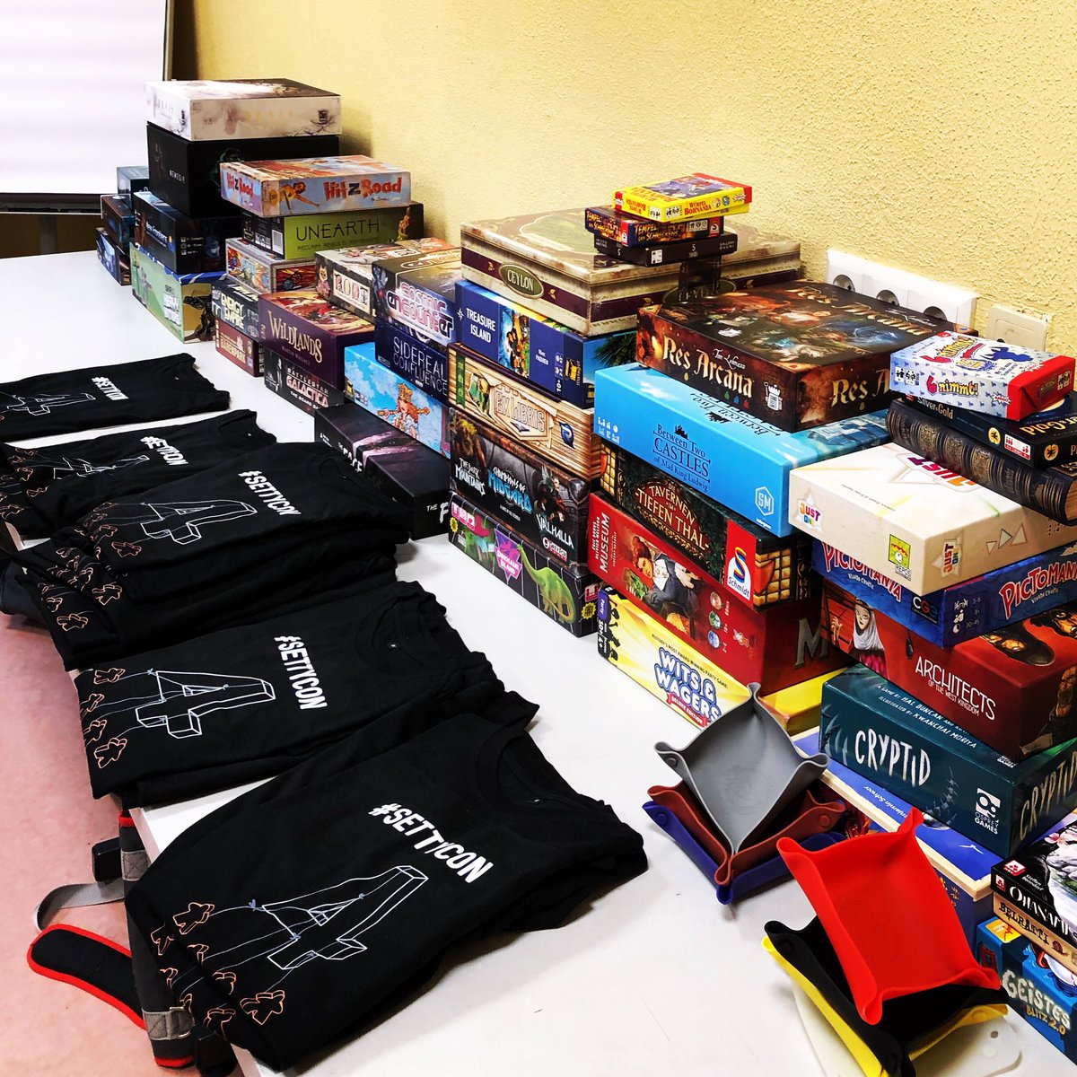 karthiksetty's tweet photo. The choice of games at #settycon ! https://t.co/8EEbV46SWK