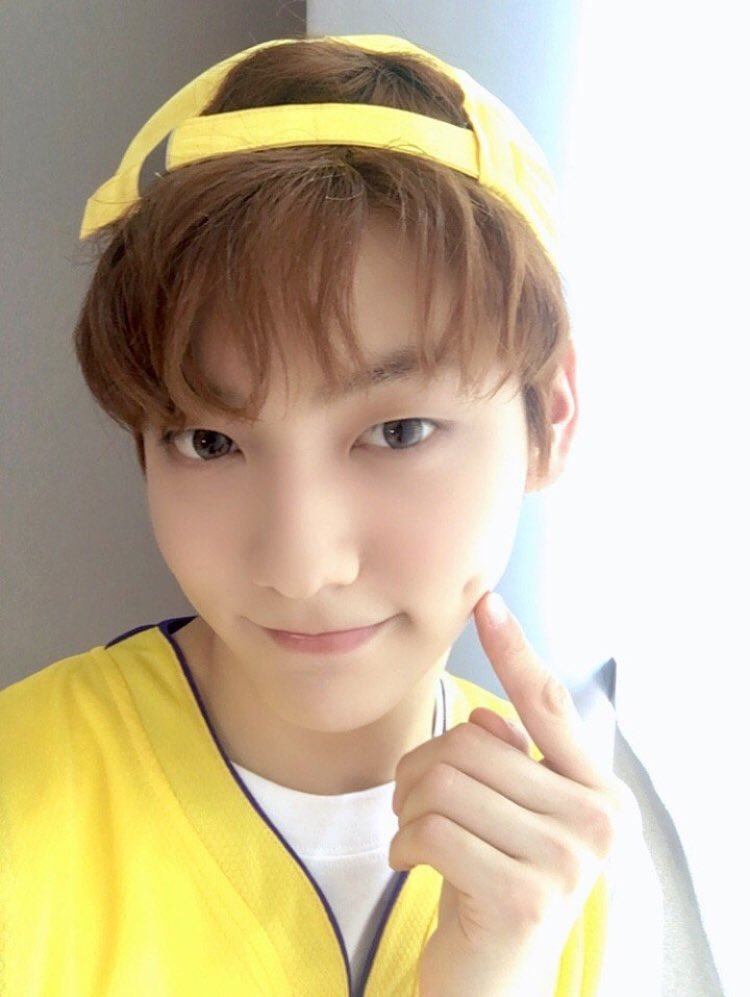TXTUPDATES14's tweet photo. It's Soobin! Despite of exhausted &amp; busy time, fans still managed to come and watch us. And thanks to the fans who watched from distance too!
We will return everything by our presence and improve more. Please watch for us! Let’s see each other soon, I miss you https://t.co/oRuKvP9Fvr